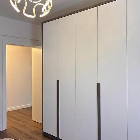 Alvaros Τίρανα